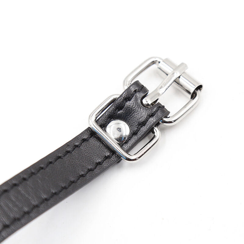 Close-up do Gag com Bola Ventilado Fetish OHMAMA, mostrando a bola preta, as alças ajustáveis e as aberturas para ventilação.