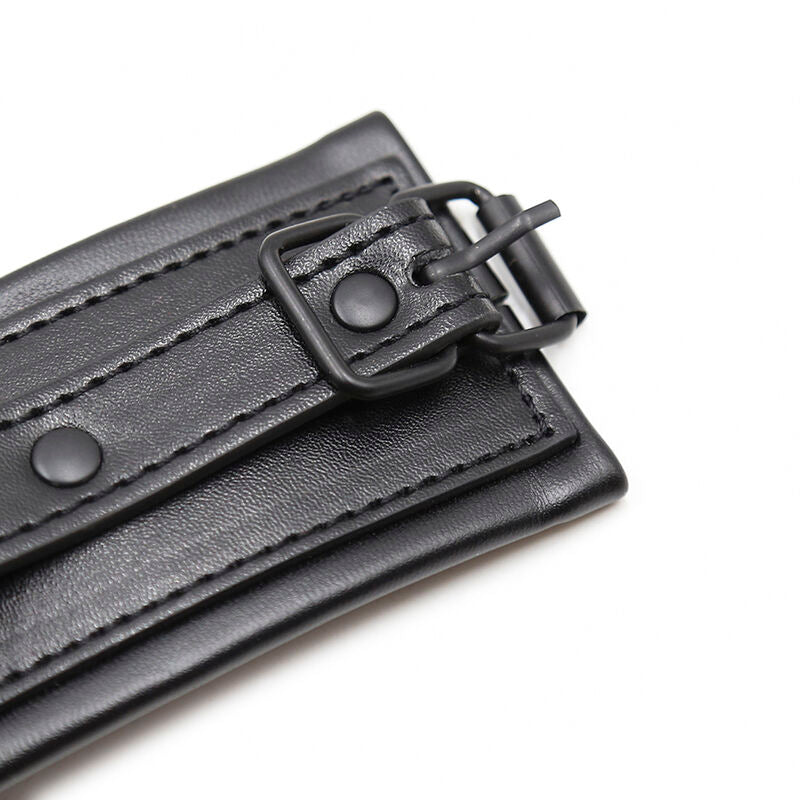 Restrições de pulso ajustáveis em couro sintético Ohmama Fetish para práticas BDSM