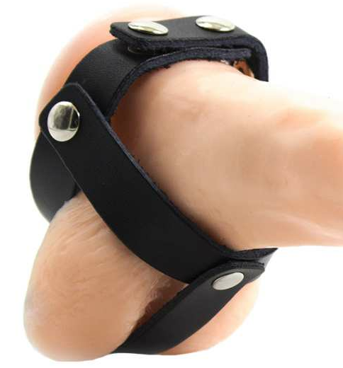 Gaiola de Bolas em Couro Fetiche OHMAMA com detalhes em aço inoxidável, mostrando o design para contenção testicular.