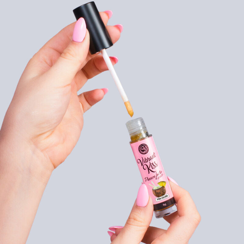 SECRETPLAY Lip Gloss Vibrant Kiss Piña Colada 6gr, destacando a embalagem e a textura do gloss.