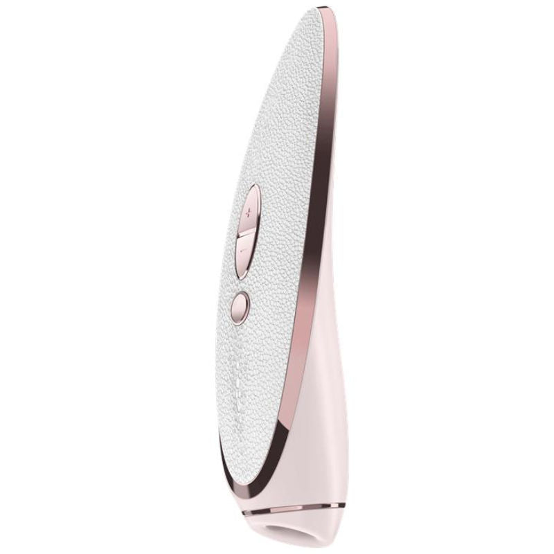 Close-up do Satisfyer Luxury Prêt-à-porter, mostrando seu design luxuoso em silicone e couro, na cor rosa suave.