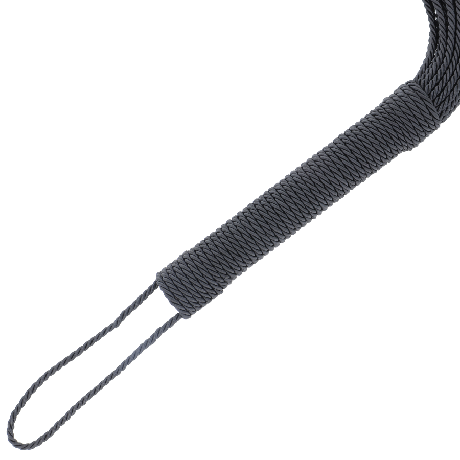 Chicote Bondage Preto Darkness 50CM, detalhe do design elegante e material de alta qualidade.