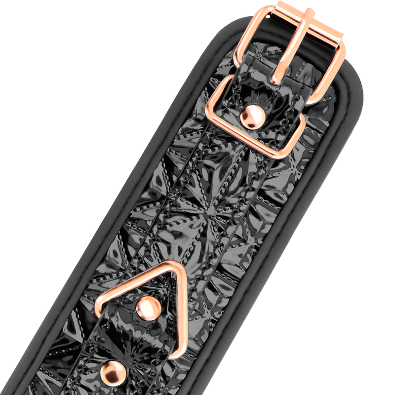 Close-up das Algemas BEGME Black Edition Premium, mostrando o couro vegano e fivelas.