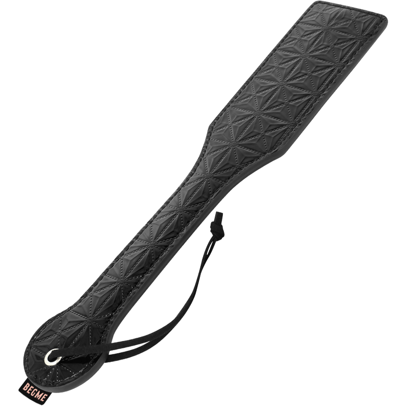 BEGME Flogger de Couro Vegano Black Edition, acessório BDSM premium para jogos de dominância e submissão.