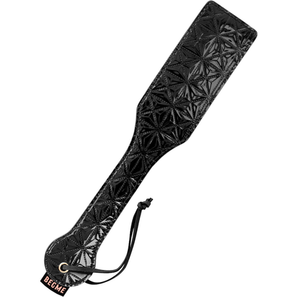 BEGME Flogger de Couro Vegano Black Edition, acessório BDSM premium para jogos de dominância e submissão.
