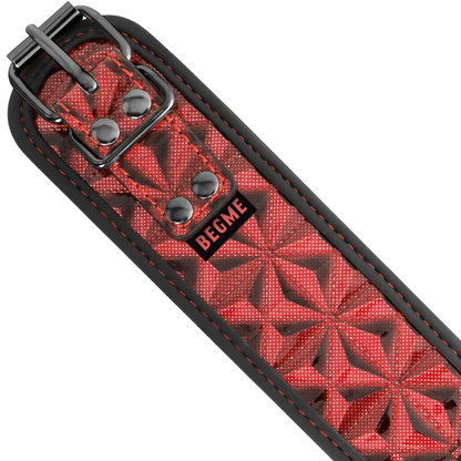 Detalhe do Colar BEGME de Couro Vegano Premium Red Edition com Forro de Neoprene, mostrando a textura e os anéis metálicos.