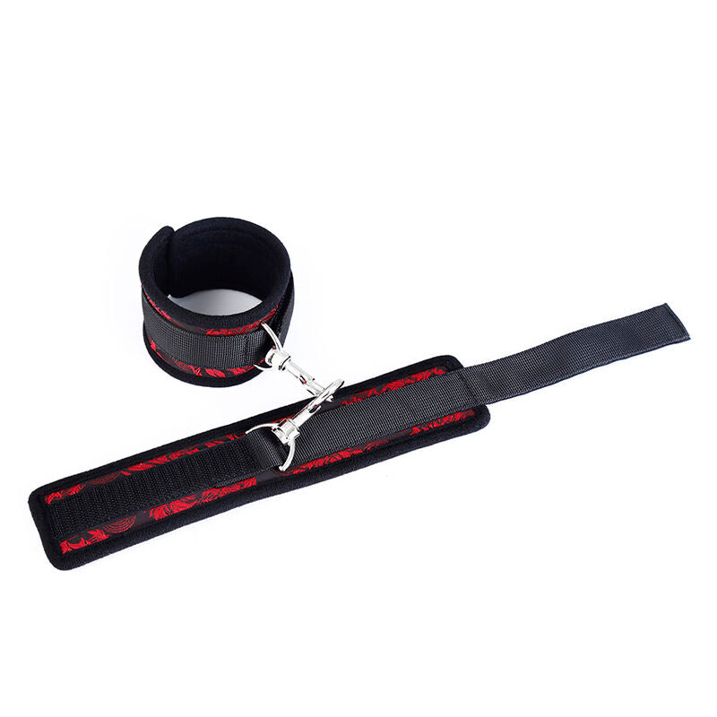 Imagem das Algemas de Pulso Scandal OHMAMA FETISH, mostrando o design e material ajustável.