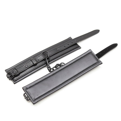 Restrições de pulso ajustáveis em couro sintético Ohmama Fetish para práticas BDSM