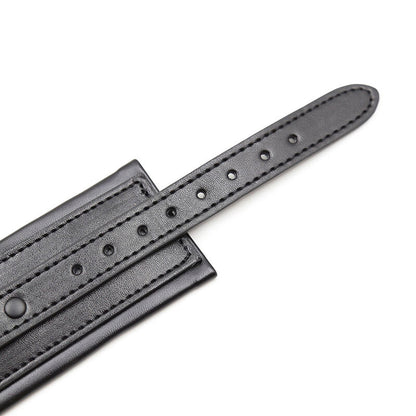 Restrições de pulso ajustáveis em couro sintético Ohmama Fetish para práticas BDSM