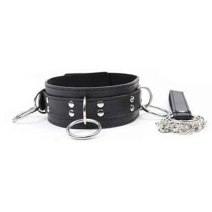 Colar de submissão OHMAMA FETISH com trela e 3 anéis para práticas BDSM, detalhe do material em imitação de couro.