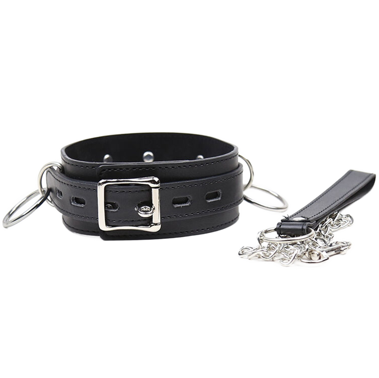 Colar de submissão OHMAMA FETISH com trela e 3 anéis para práticas BDSM, detalhe do material em imitação de couro.
