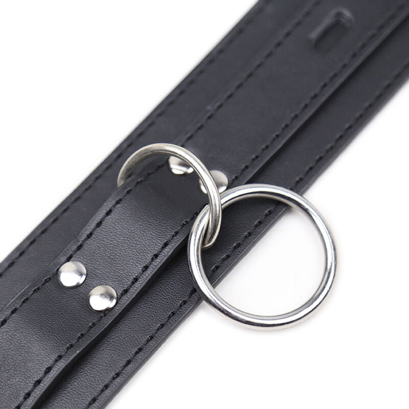Colar de submissão OHMAMA FETISH com trela e 3 anéis para práticas BDSM, detalhe do material em imitação de couro.
