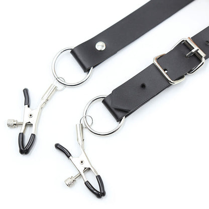 Ohmama Fetish Grampos de Clitóris com Alças de Pernas, detalhe do material PVC e ferro.