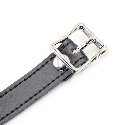 Ohmama Fetish Gag de Bola de Silicone com Cinto de Couro e Cadeado, mostrando a bola de silicone preta e o cinto de couro ajustável.