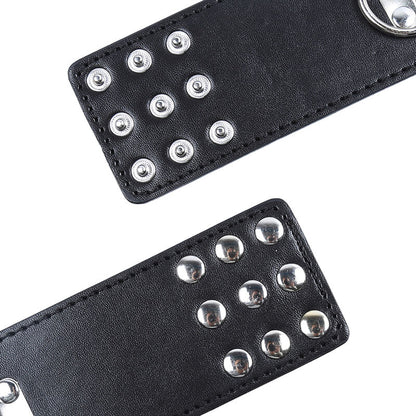 Restrições de Pulso OHMAMA FETISH com fecho metálico para práticas BDSM, mostrando detalhes do design e material.