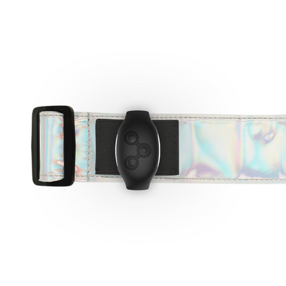 Close-up do Arnês Fantasia Iridescente MYTHOLOGY S/M, mostrando seu design ajustável e acabamento brilhante.