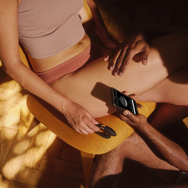 Lelo TIANI Harmony Massageador para casais app-controlado preto, exibindo seu design ergonômico e acabamento suave.
