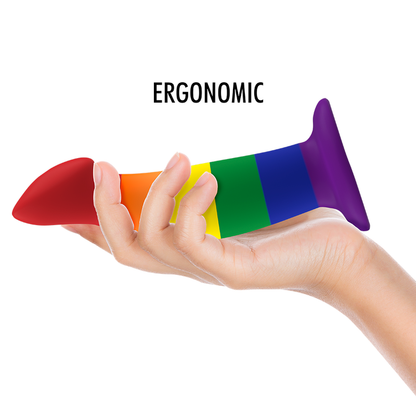 Dildo MYTHOLOGY Orgulho Garrick de silicone flexível com base de sucção e cores vibrantes.
