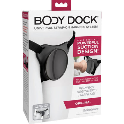 Arnês Body Dock Universal Strap-On PIPEDREAMS com sistema de sucção patenteado para dildos.