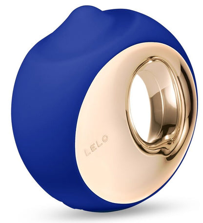 Close-up do LELO ORA 3 Simulador de Sexo Oral Azul Meia-Noite, mostrando seu design ergonômico e língua rotativa.