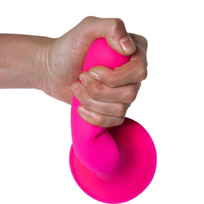 Close-up do vibrador de silicone Adrien Lastic Hitsens 4 Fúcsia, mostrando seu formato ergonômico e cor vibrante.