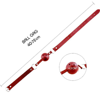 Close-up da Mordaça BDSM Respirável ALIVE Discretion Vermelha, mostrando o design perfurado e o ajuste.