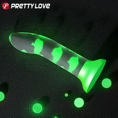 Close-up do Dildo Pretty Love Nightfall Luminoso, destacando seu design realista e cor verde vibrante, pronto para uso.