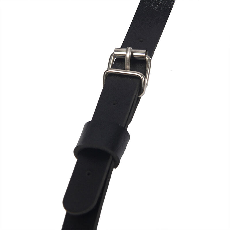 Arnês corporal SUBBLIME de couro preto com asas ajustáveis e detalhes de correntes.