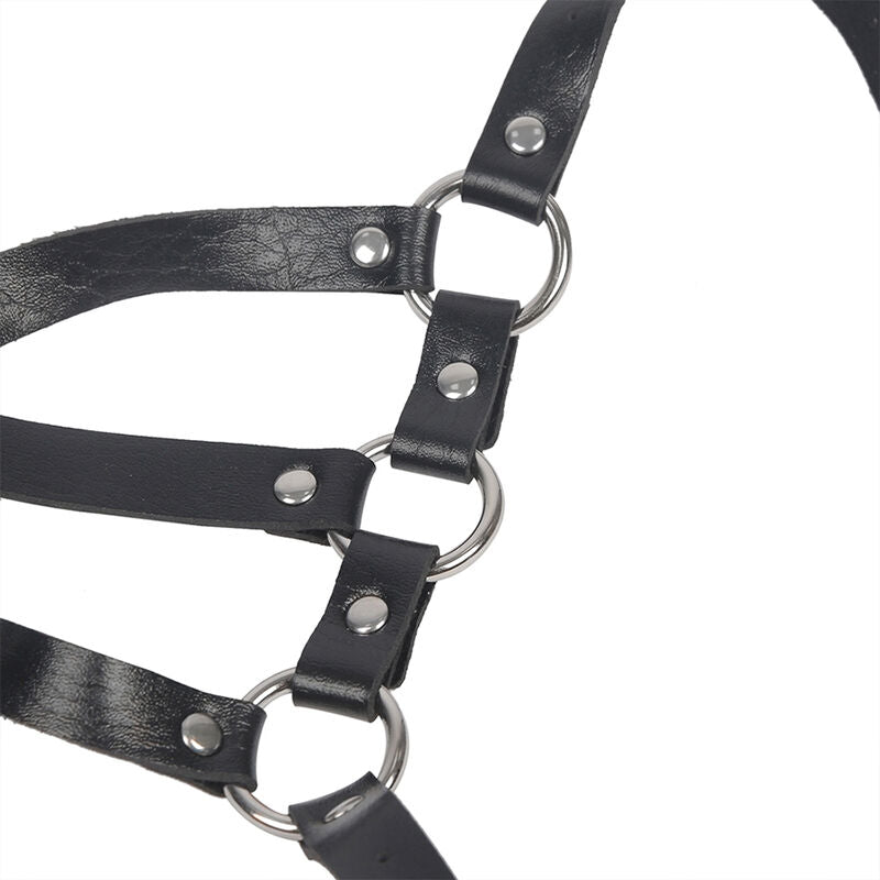 Arnês corporal SUBBLIME de couro preto com asas ajustáveis e detalhes de correntes.