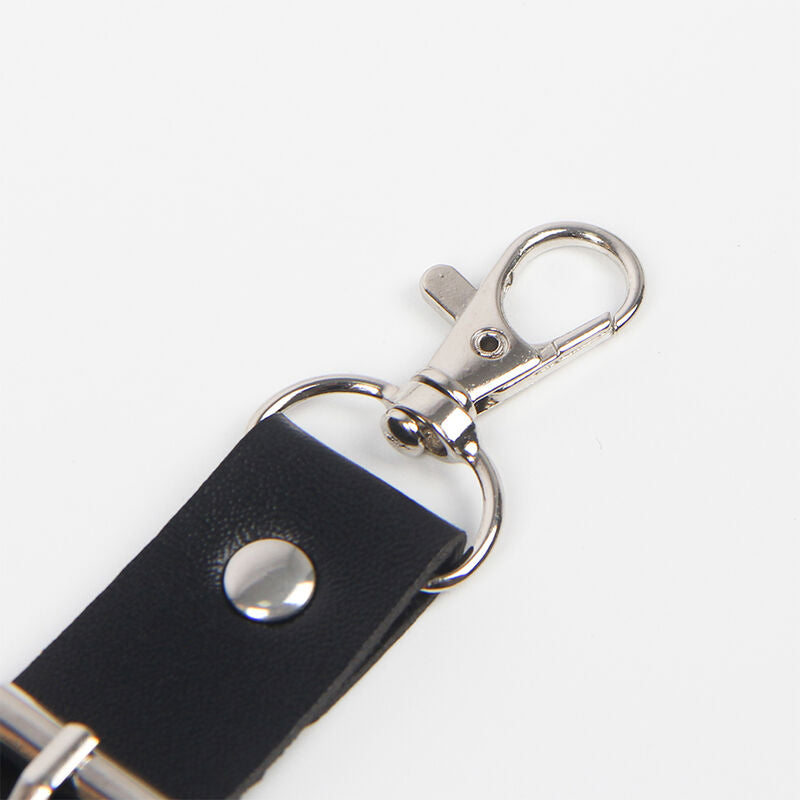 Detalhe do Cinto e Arnês de Liga SUBBLIME com anéis e corrente em couro preto.