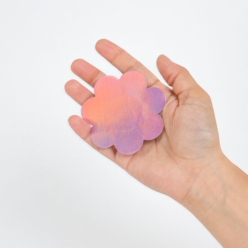 Close-up das Capas de Mamilos Adesivas Flor Holográficas SECRET PLAY, mostrando o design e as cores prateada e rosa.