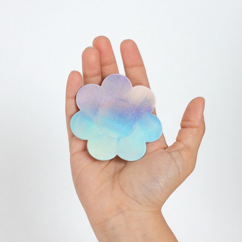 Close-up das Capas de Mamilos Adesivas Flor Holográficas SECRET PLAY, mostrando o design e as cores prateada e rosa.