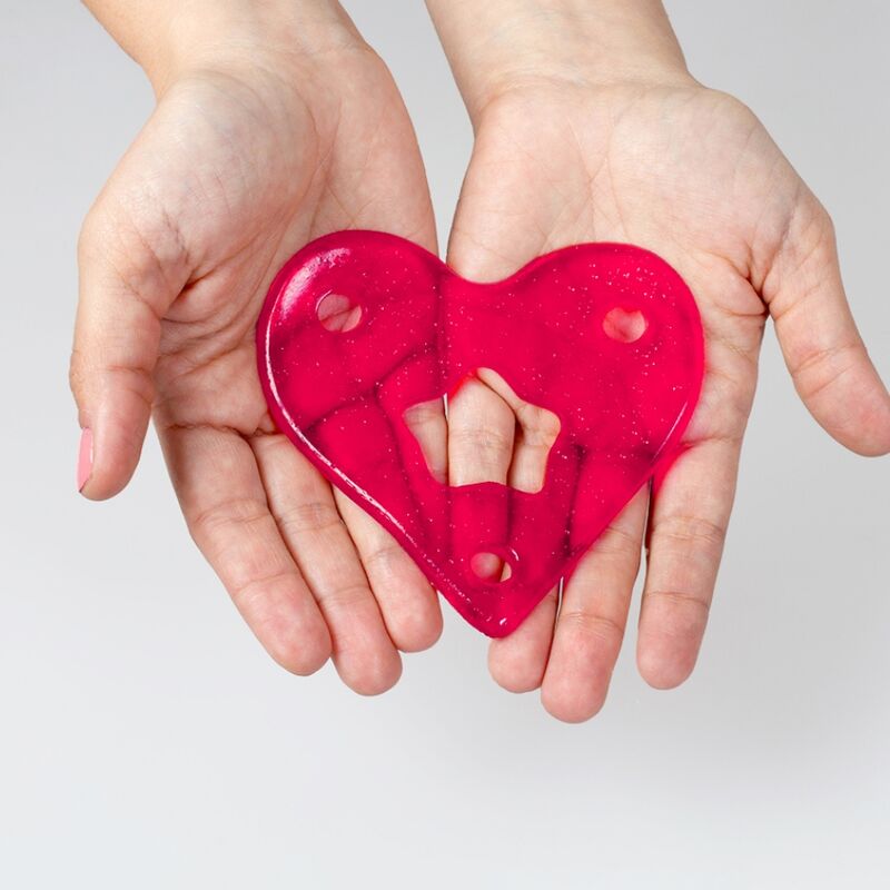 Close-up da Secret Play Tanga Comestível Unissex Sabor Morango em formato de coração, destacando o design e a textura comestível.