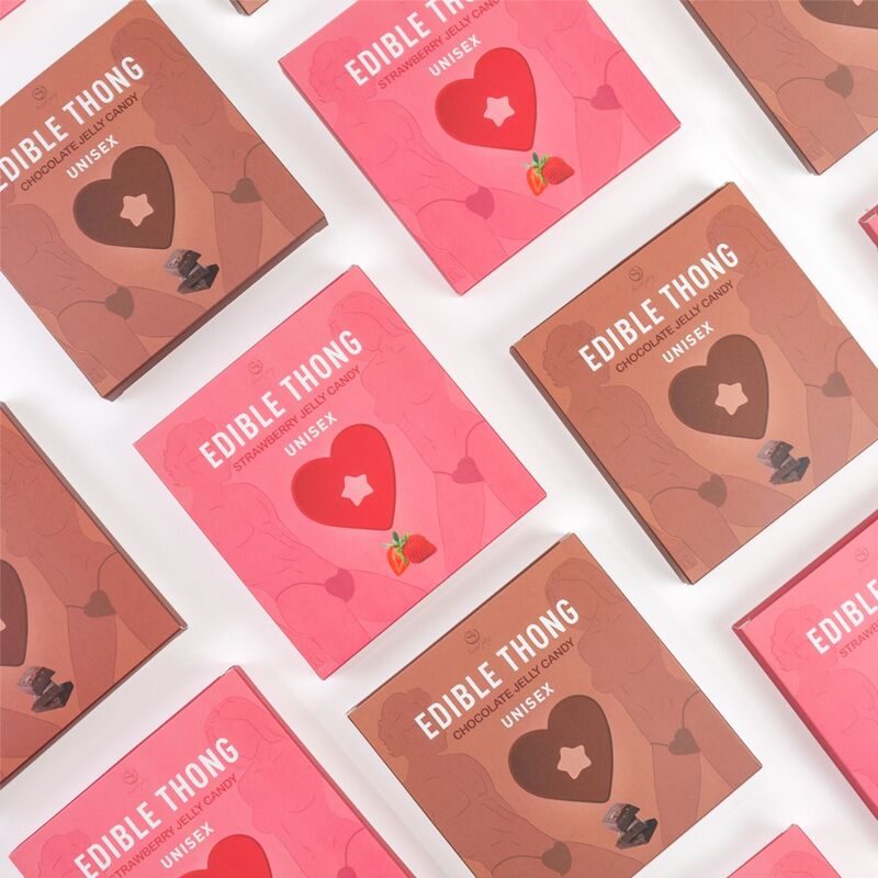 Close-up da Secret Play Tanga Comestível Unissex Sabor Morango em formato de coração, destacando o design e a textura comestível.