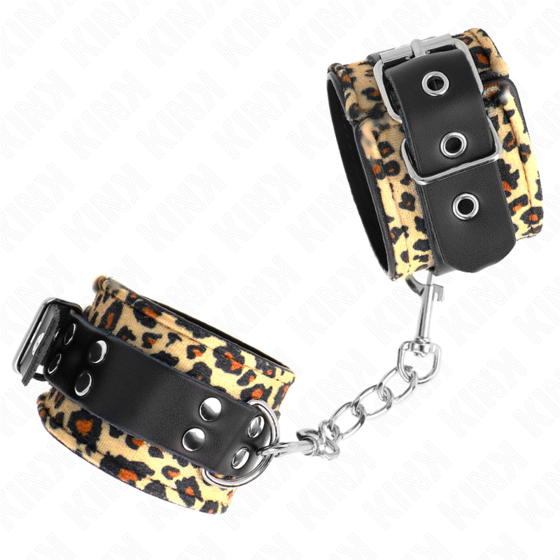 Detalhe das Algemas de Pulso KINK em Couro Real padrão Leopardo, mostrando o fecho e o material.