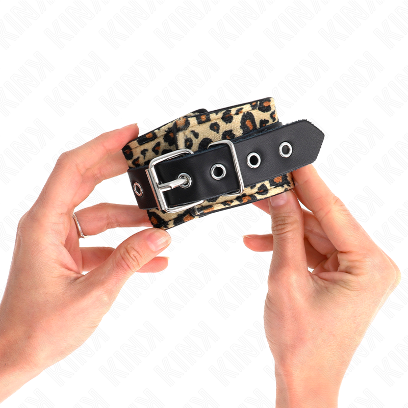 Detalhe das Algemas de Pulso KINK em Couro Real padrão Leopardo, mostrando o fecho e o material.