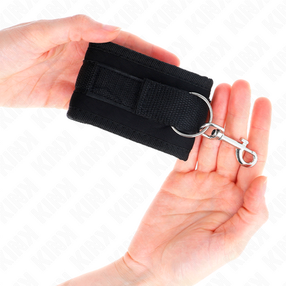 KINK Algemas de Pulso Nylon com Velcro Ajustável pretas, detalhe do fecho.