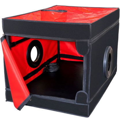 Cabine BDSM Secret Dome Kink Club La Niche em preto e vermelho para experiências de contenção.