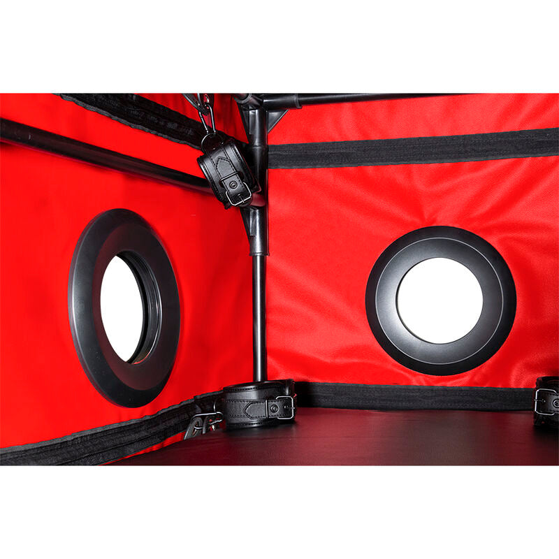 Cabine BDSM Secret Dome Kink Club La Niche em preto e vermelho para experiências de contenção.