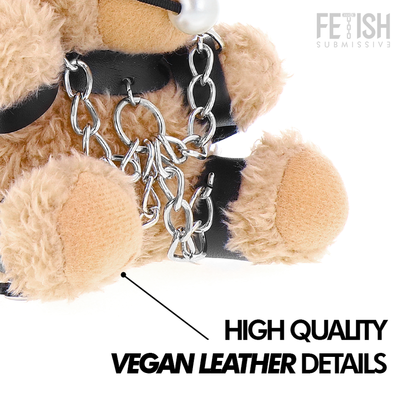 Urso de pelúcia BDSM Fozzie da FETISH SUBMISSIVE, detalhe dos acessórios de couro e metal.