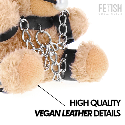 Urso de pelúcia BDSM Fozzie da FETISH SUBMISSIVE, detalhe dos acessórios de couro e metal.