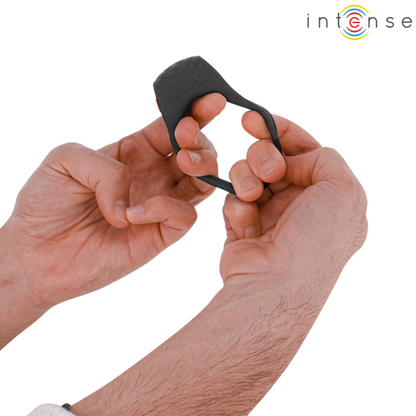 Anel peniano vibratório INTENSE Clover preto com 10 vibrações, detalhe do material e design ergonómico.