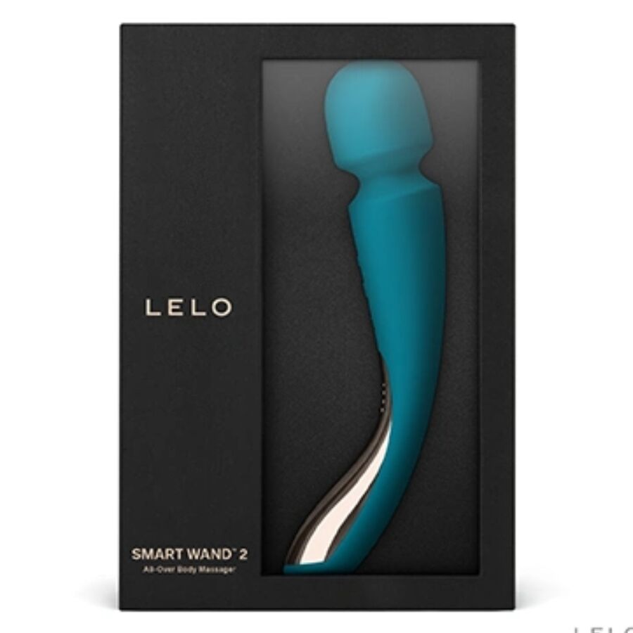Close-up do LELO Smart Wand 2 Aqua mostrando o seu design ergonómico, cabeça de silicone e botões de controlo.