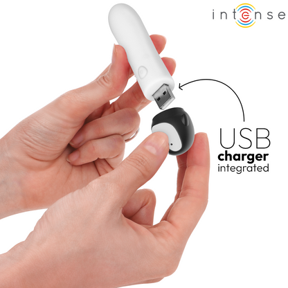 Close-up da Bala Vibratória Intense Rico Penguin, mostrando seu design compacto e silicone suave.