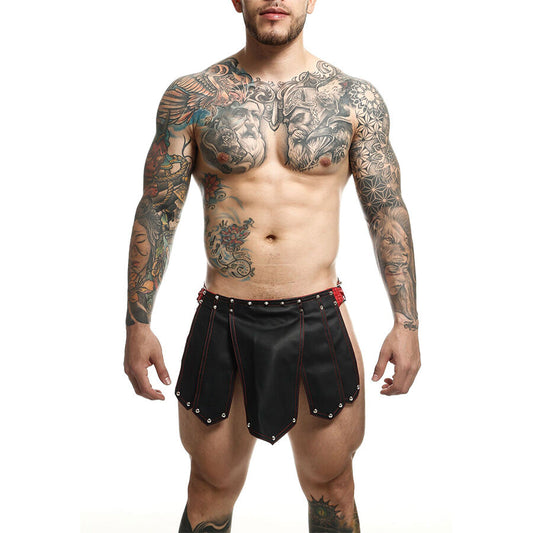 Close-up da Saia Romana Guerreiro MaleBasics Preta, mostrando seu design e material em couro sintético.