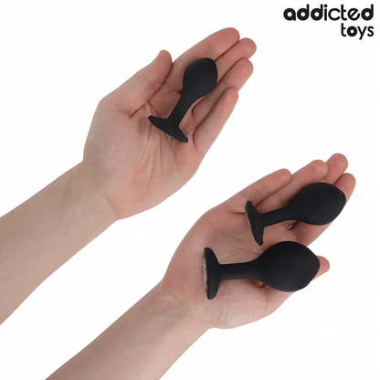 Close-up do Conjunto de 3 Plugs Anais Addicted Toys com Joia, mostrando os diferentes tamanhos e o material de silicone suave.