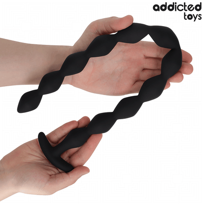 Plug Anal Extra Longo ADDICTED TOYS em silicone, detalhe do design alongado para estimulação profunda.