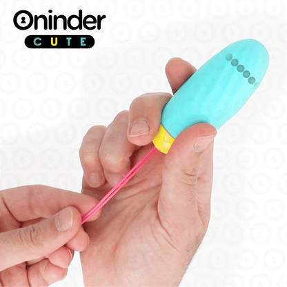 Close-up do ONINDER Ovo Vibratório Cute Silicone App, mostrando seu design ergonómico e textura suave.