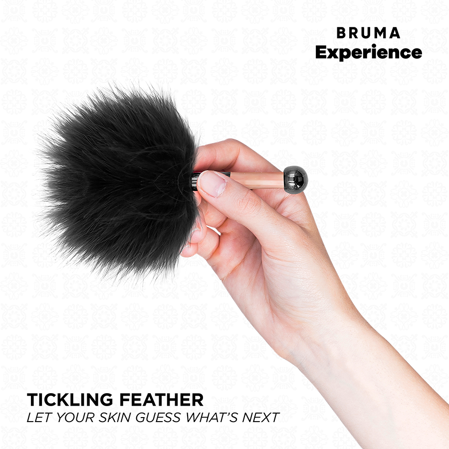 Close-up do Kit de Tentação Vibro-Orgásmica BRUMA Xperience Morango Doce com seus componentes.