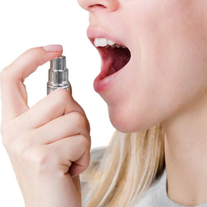 Spray refrescante de hortelã SECRETPLAY para hálito fresco e sexo oral, mostrando o frasco e a aplicação.